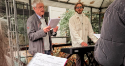 Koncerta "Dziesmu svētki "Manai Dzimtenei"" repertuāra grāmatiņas jau ir nodrukātas un nonākušas pie dziedātājiem. Tās nosaukumā ir arī Raimonda Paula vārds. Attēlā pa labi – koncerta mākslinieciskais vadītājs Jānis Ķirsis. Koncerta "Dziesmu svētki "Manai Dzimtenei"" repertuāra grāmatiņas jau ir nodrukātas un nonākušas pie dziedātājiem. Tās nosaukumā ir arī Raimonda Paula vārds. Attēlā pa labi – koncerta mākslinieciskais vadītājs Jānis Ķirsis.