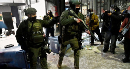 ASV federālo iestāžu aģenti pie viesnīcas Mineapolē, kur notiek pret prezidenta Donalda Trampa imigrācijas politiku vērsti protesti.