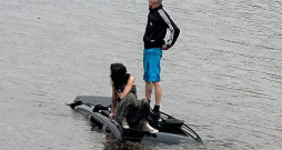 Pagājušā gada 16. jūnijā notikušo neplānoto "izrādi" ar Daugavā iebraukušo auto un tā vadītāja un pasažieres glābšanu vēroja daudzi ogrēnieši. Pagājušā gada 16. jūnijā notikušo neplānoto "izrādi" ar Daugavā iebraukušo auto un tā vadītāja un pasažieres glābšanu vēroja daudzi ogrēnieši.