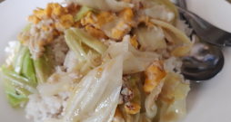 Ķīnas kāposts ar malto gaļu un rīsiem.