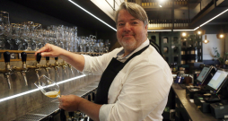 Alus darītavas "Valmiermuiža" saimnieks un sertificēts alus someljē Aigars Ruņģis.