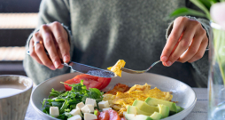 Ievērojot keto diētu, 70% no dienā nepieciešamajām kalorijām jāuzņem ar taukiem, 25% ar olbaltumvielām, bet tikai 5% ar ogļhidrātiem. Ievērojot keto diētu, 70% no dienā nepieciešamajām kalorijām jāuzņem ar taukiem, 25% ar olbaltumvielām, bet tikai 5% ar ogļhidrātiem.