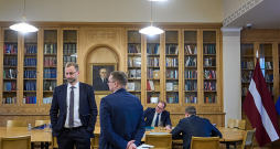 Valdību veidojošo partiju pārstāvji pirms sadarbības sanāksmes, no kreisās – satiksmes ministrs Atis Švinka ("Progresīvie"), otrais no labās - viedās aizsardzības un reģionālās attīstības ministrs Raimonds Čudars ("Jaunā Vienotība").