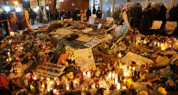 Stihiskais memoriāls Aleksa Preti nošaušanas vietā Mineapolē. ASV Demokrātu partija pieprasa, lai imigrācijas dienesta aģentiem turpmāk aizliegtu izmantot "pārmērīgu spēku" un veikt reidus kulta vietās, slimnīcās, skolās.