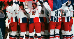 Čehijas hokejisti svin triumfu Nagano olimpiskajās spēlēs. Mājās viņi tika sagaidīti kā varoņi, Vāclava laukumā čempionus sveicot vairākiem desmitiem tūkstošu fanu.