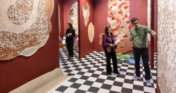 Modē neierastas formas un faktūras paklāji.
