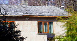 Lai gan šīferis kā jumta seguma materiāls nav slikts, pagājušajā gadsimtā, to ražojot un uzstādot, neviens neaizdomājās, kas ar šo materiālu notiks, kad būs nokalpojis.