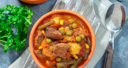 Gaļas un dārzeņu sautējums.