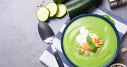 Maigā cukīni krēmzupa.