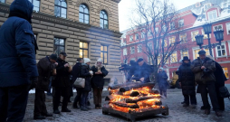 1991.gada barikāžu aizstāvju atceres dienas pasākums pie Saeimas nama. 1991.gada barikāžu aizstāvju atceres dienas pasākums pie Saeimas nama.