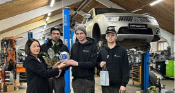 Smiltenes novada Apes uzņēmuma SIA "KRK Works" autoserviss labprāt ņemot darbā jauniešus. Uzņēmuma ieguldījumu darbinieku apmācībā pirms pāris gadiem arī novērtējusi Smiltenes novada pašvaldība un konkursā "Gada balva uzņēmējdarbībā" piešķīrusi balvu kategorijā "Ieguldījums vietējā kopienā". To pasniedza Smiltenes novada pašvaldības domes priekšsēdētāja vietniece Astrīda Harju uzņēmuma īpašniekam Kristapam Raipalim (otrais no labās).