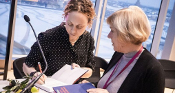 Vēsturniece Una Bergmane (no kreisās) grāmatas "Nenoteiktības politika: ASV, Baltijas jautājums un Padomju Savienības sabrukums" atvēršanā sniedz autogrāfus. Vēsturniece Una Bergmane (no kreisās) grāmatas "Nenoteiktības politika: ASV, Baltijas jautājums un Padomju Savienības sabrukums" atvēršanā sniedz autogrāfus.