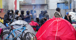 Migrantu pašrocīgi ierīkotā nometne Spānijas pilsētā Badalonā pagājušā gada decembrī. Pirms tam migranti bija apmetušies kādā pamestā ēkā, no kuras viņus evakuēja policija.