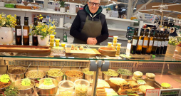 Nomas maksas kāpums mājražotāju Raimondu Kalniņu pārcēlis uz mazāku tirdzniecības platību.