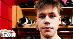 Sandis Vilmanis atrāda ripu, ar kuru guva savus pirmos NHL vārtus.