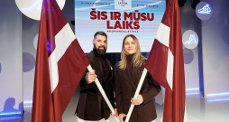 Pieredze un jaunība – Kaspars Daugaviņš un Dženifera Ģērmane iemēģina roku karoga nešanā.