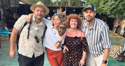 "Četri uz koferiem" Ruandā. "Četri uz koferiem" Ruandā.