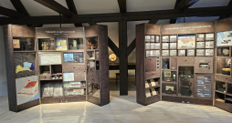 Latvijas Nacionālā vēstures muzeja nodarbību telpā "Izziņas bēniņi" Rīgas pilī ir iespēja satikties ar Latvijas vēsturi no 12 000 gadu senatnes līdz mūsdienām un izpētīt to – skatoties, klausoties, lasot, darbojoties. Latvijas Nacionālā vēstures muzeja nodarbību telpā "Izziņas bēniņi" Rīgas pilī ir iespēja satikties ar Latvijas vēsturi no 12 000 gadu senatnes līdz mūsdienām un izpētīt to – skatoties, klausoties, lasot, darbojoties.