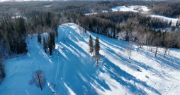 Ziemas ainava atpūtas kompleksa "Milzkalns" slēpošanas trasē. 