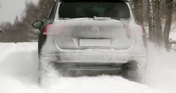 Automašīna uz sniegota ceļa. Automašīna uz sniegota ceļa.