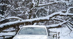 BMW automašīna ziemā.