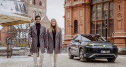 Latvijas sportistu un delegācijas svinīgie tērpi Milānas-Kortīnas 2026. gada Ziemas Olimpiskajām spēlēm. Latvijas sportistu un delegācijas svinīgie tērpi Milānas-Kortīnas 2026. gada Ziemas Olimpiskajām spēlēm.