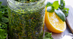 Kale jeb lapu kāposta pesto.