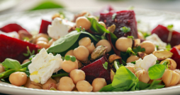 Biešu un turku zirņu salāti.