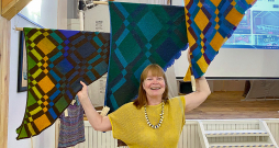 Anitra Tooma adīt iemācījusies pašmācības ceļā, bērnībā dzīvojoties pie vecmāmiņas laukos.