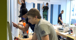 jauno profesionāļu meistarības konkursa "Skills Latvia 2026" pusfināla dalībnieki sacenšas krāsošanas un dekoratīvās apdares prasmēs.