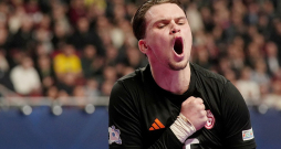 Latvijas telpu futbola izlases balsts – vārtsargs Rainers Mūrnieks. Latvijas telpu futbola izlases balsts – vārtsargs Rainers Mūrnieks.