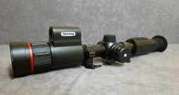 Tēmēklim ir lāzera tālmērs un ballistiskais kalkulators.