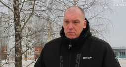 Jelgavas pamatskolā cietušās pirmklasnieces tēvs pieprasa izslēgt no skolas zēnu, kas uzbruka viņa bērnam.