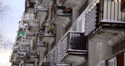 Daudzdzīvokļu mājas balkoni Ķengaragā.