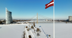 Skats uz "Swedbank" centrālo ēku, Vanšu tiltu un Latvijas karogu uz AB dambja.