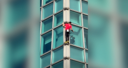 Alekss Honnolds kāpiena laikā. Alekss Honnolds kāpiena laikā.