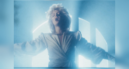 Ekrānuzņēmums no dziesmas "Total eclipse of the heart".