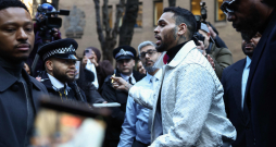 Kriss Brauns ierodas Londonas tiesā.