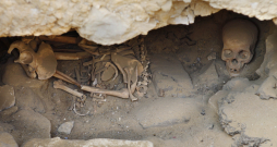 Ēģiptes arheologu netālu no piramīdām Gīzā atklātās kapenes, domājams, pieder strādniekiem, kuri cēla lielās piramīdas, un sniedz ieskatu par to, kā viņi dzīvoja un un ko ēda pirms vairāk nekā 4000 gadiem.