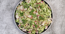 Kraukšķīgie pavasara salāti ar redīsu un sinepju dīgstiem. Kraukšķīgie pavasara salāti ar redīsu un sinepju dīgstiem.