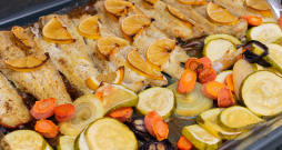 Cepeškrāsnī ceptas reņģu filejas ar garšaugiem un dārzeņiem.