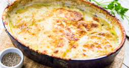 Dārzeņu sacepums ar sieru. Dārzeņu sacepums ar sieru.