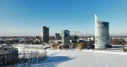 Skats uz daudzfunkcionālo kompleksu "Zunda Towers", "Preses namu" un "Swedbank" centrālo ēku.