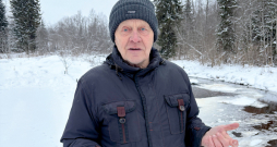 Jānis Leišavnieks: "Atkarībā no ūdens daudzuma darbinu vienu, divas vai trīs turbīnas. Ziemas laikā nereti pietiek ar vienu turbīnu, kas stundas laikā ražo aptuveni 70 kilovatstundas elektroenerģijas."