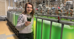 Agnese Stunda Zujeva: "Spirulīnas "dobes" ir gandrīz noslēgti reaktori, baseini, kur noteiktā temperatūras, skābekļa un gaismas režīmā aļģes dalās un vairāku dienu laikā dubilto savu daudzumu." Agnese Stunda Zujeva: "Spirulīnas "dobes" ir gandrīz noslēgti reaktori, baseini, kur noteiktā temperatūras, skābekļa un gaismas režīmā aļģes dalās un vairāku dienu laikā dubilto savu daudzumu."