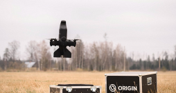 Par spīti tikai dažus gadus ilgai vēsturei, Latvijas dronu ražošanas uzņēmums "Origin" var lepoties ar jau diviem radītiem militāriem droniem. Par spīti tikai dažus gadus ilgai vēsturei, Latvijas dronu ražošanas uzņēmums "Origin" var lepoties ar jau diviem radītiem militāriem droniem.