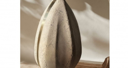 Uzņēmums "Turn Urn" radījis bioloğiski noārdāmu kremācijas urnu, kas pēc ierakšanas zemē sadalās un kopā ar aizgājēja pelniem bagātina augsni – tas palīdz izaugt jebkuram augam, kas par piemiņu tiek iestādīts virs tās.