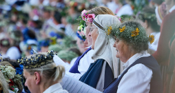 Kori grib dziedāt, grib svētkus, bet visi piekrīt, ka to vajadzētu darīt emocionāli pacilātā stāvoklī, nevis konfliktsituācijā... Attēlā: Dziesmu svētku dalībnieki Lielajā estrādē 2023. gadā.