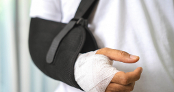 To, vai lauztajai ekstremitātei nepieciešama operācija, ģipsis vai varēs iztikt ar ortozi, izvērtē ārsts.