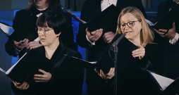 Laikmetīgajā skaņumākslā trenētie Latvijas Radio kora mākslinieki sniedza iedvesmojošu partitūras lasījumu.